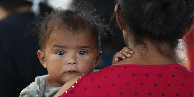 Migrantin aus Honduras und ihr sieben Monate altes Kind