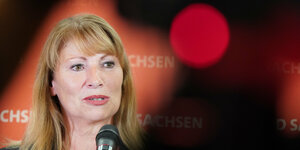 SPD-Kandidatin Köpping spricht in ein Mikrofon, wir sehen ihr Gesicht, sie wirkt souverän