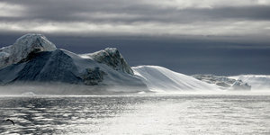 Ein Eisfjord hinter einem grönländischen Städtchen