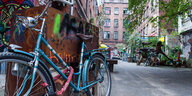 Ein buntes Fahrrad steht in der Schierspassage im Gängeviertel.