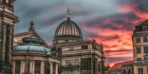 ein schwarz-roter Himmel hinter der Skyline von Dresden