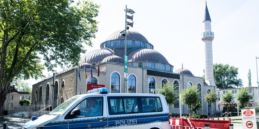 Ein Polizeiauto steht vor der Merkez-Moschee in Duisburg