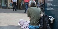 Ein Obdachloser sitzt in der Bremer Innenstadt und bettelt.