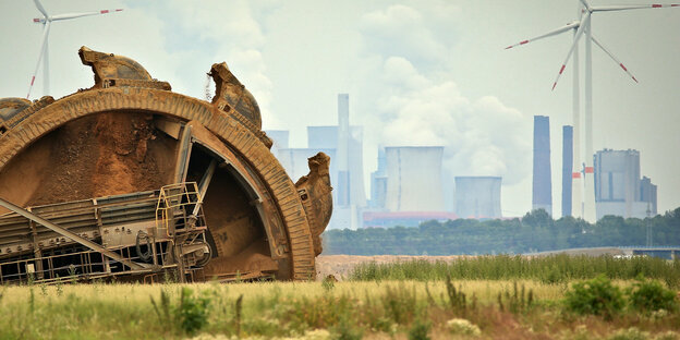 Schaufel eines Braunkohlebaggers baggert im Tagebau Garzeiler