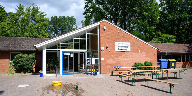 Ein verlassener Platz vor der kleinen Grundschule in Drakenburg