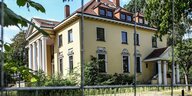 Die alte Gross-Villa, auch bekannt als Medienhaus, in Bremen- Schwachhausen hinter einem Bauzaun.