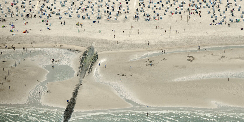 Ein Sandstrand mit Strandkörben auf Wangerooge.