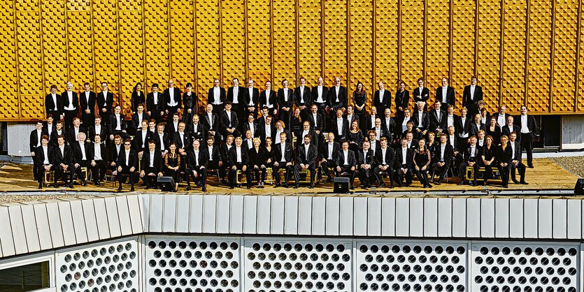 In Schwarz gewandete MusikerInnen auf der Philharmonie: die Berliner Philharmoniker