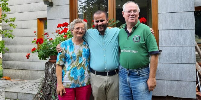 Mheddin Saho zwischen seinen Gasteltern Gerhard und Gisela Zierer