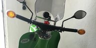 Ein grüner DDR-Motorroller, eine "Schwalbe", mit DDR-Aufkleber