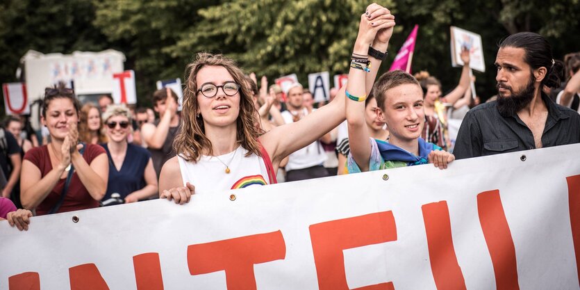 Demonstranten mit einem Unteilbar-Transparent