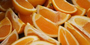 Viele Orangen-Stücke