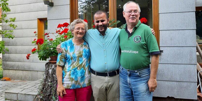 Mheddin Saho zwischen seinen Gasteltern Gerhard und Gisela Zierer