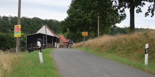 Ein Haus an der Straße, kein Auto in Sicht. Auf einem Wahlplakat der FDP steht "Stau stoppen"