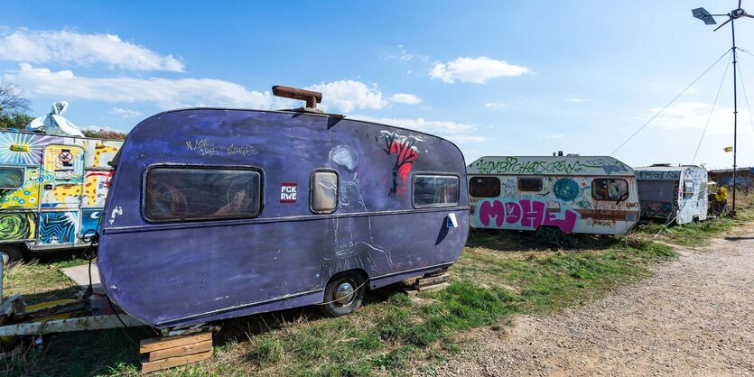 Bunte Wohnwagen im Wiesencamp