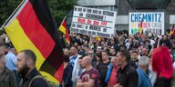 Vor dem Karl-Marx-Monument protestieren tausende Rechte
