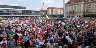 Eine Menschenmenge am Altmarkt in Dresden bei der unteilbar-Demo
