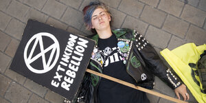 Extinction Rebellion: EIn Aktivist liegt auf dem Boden