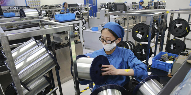Arbeiterin in chinesischer Fabrik