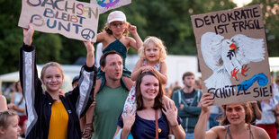 Menschen auf der Unteilbar-Demo