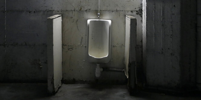 Ein Urinal