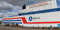 Die "Akademik Lomonossow" liegt im Hafen von Murmansk. Das große Schiff ist gleichzeitig auch ein Atomkraftwerk.
