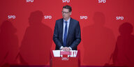Thorsten Schäfer-Gümbel an einem Redepult, der Hintergrund ist rot mit zahlreichen SPD-Logos