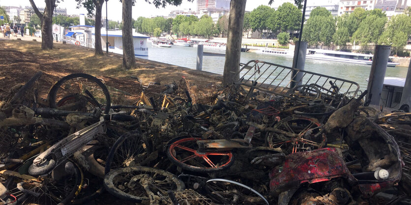 Aus der Seine gefischte E-Scooter und Fahrräder