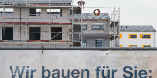 Zwei Richtkränze hängen an Neubauten in der Region Hannover
