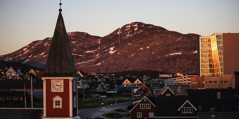 Siedlung mit Kirche und Berg m Hintergrund