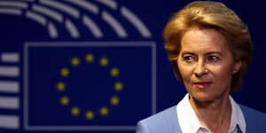 Ursula von der Leyen vor dem Logo des EU-Parlaments