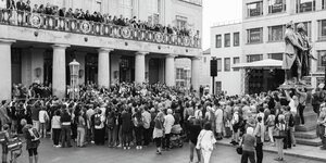 Viele Menschen auf einem Platz vor einem Theater