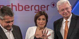 Die Fernsehmoderatorin Sandra Maischberger steht zwischen Sigmar Gabriel von der SPD, ehemaliger deutscher Außen- und Wirtschaftsminister und Roland Koch von der CDU, dem ehemaligen Ministerpräsidenten von Hessen