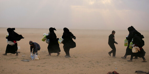 Frauen und Kinder in einer Wüste