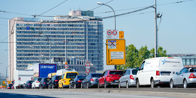 Fahrzeuge stehen im Stau vor einer Straßensperre auf der Hochstraße Süd in Ludwigshafen