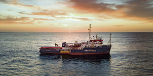 ein Schiff bei Sonnenuntergang auf dem offenen Meer