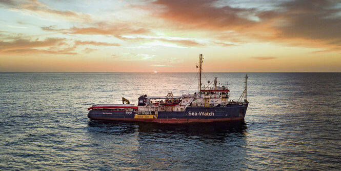 ein Schiff bei Sonnenuntergang auf dem offenen Meer