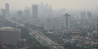 Hochhäuser in verschmutzter Luft