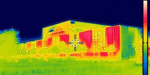 Das Bundeskanzleramt aufgenommen mit einer Wärmebildkamera, roten Flecken zeigen, wo die Fenster sind