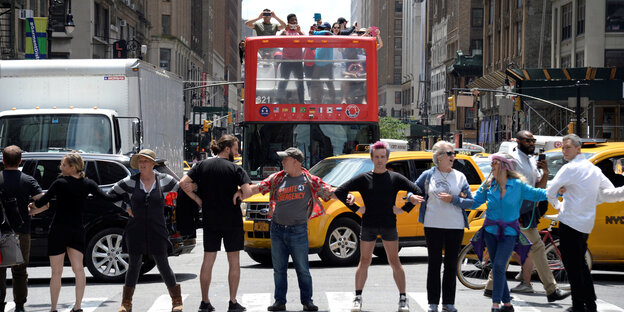 AktivistInnen blockieren den Verkehr mit einer Menschenkette in New York