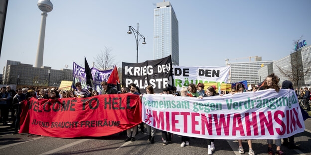 Demonstrationsblock mit Transparenten gegen den Mietenwahnsinn am Alexanderplatz