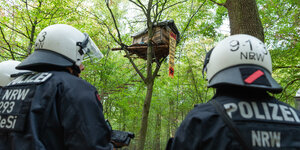 Zwei Polizisten vor einem Baumhaus im Hambacher Forst im September 2018