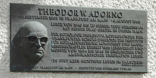 EInePlakette mit Text und einem Porträt des Soziologen, Philosophen, Komponisten und Musikwissenschaftlers Theodor W. Adorno