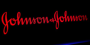 Rot auf Schwarz das Firmenlogo von Johnson&Johnson