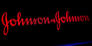 Rot auf Schwarz das Firmenlogo von Johnson&Johnson