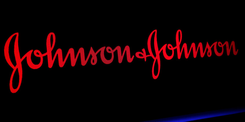 Rot auf Schwarz das Firmenlogo von Johnson&Johnson