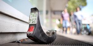 Ein abgebrochenes Hinterteil eines E-Scooters - mit Nummernschild und Rücklicht