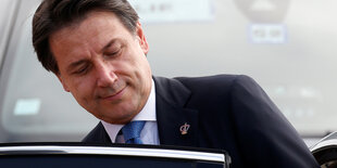 Giuseppe Conte steigt in ein Auto ein