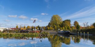 Idyllisches Binnengewässer mit Booten und Anlegestelle