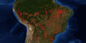 Satellitenbild von Südamerika mit weniger dichten roten Punkten Satellitenbild von Südamerika mit weniger dichten roten Punkten